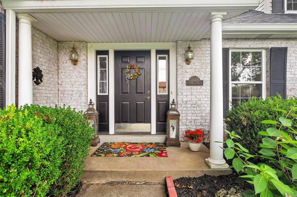 14 Long Meadows LN, Town And Country, MO 63131