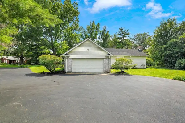 14 Long Meadows LN, Town And Country, MO 63131