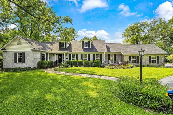 14 Long Meadows LN, Town And Country, MO 63131