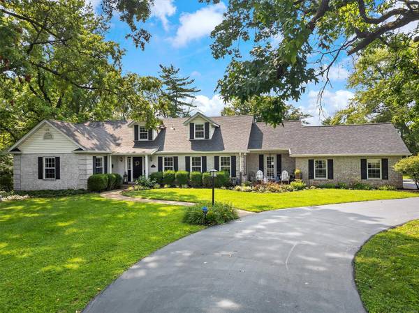 14 Long Meadows LN, Town And Country, MO 63131