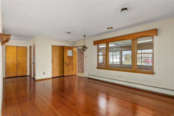 206 W Phillips ST, Staunton, IL 62088