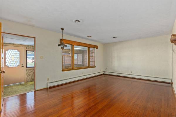 206 W Phillips ST, Staunton, IL 62088