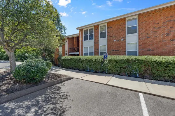 1920 Hunting Lake CT #102, St Louis, MO 63122