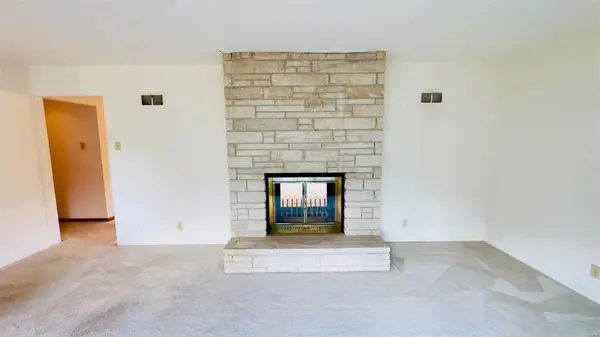 9 Briarwood LN, St Charles, MO 63301