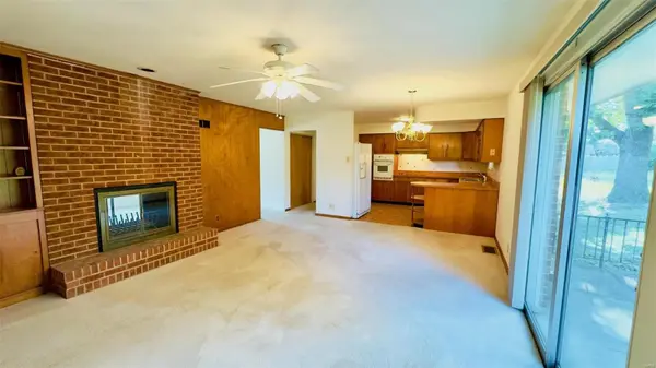 9 Briarwood LN, St Charles, MO 63301