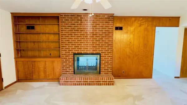 9 Briarwood LN, St Charles, MO 63301