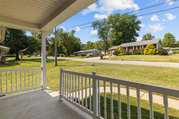 208 Hillcrest DR, Elsberry, MO 63343