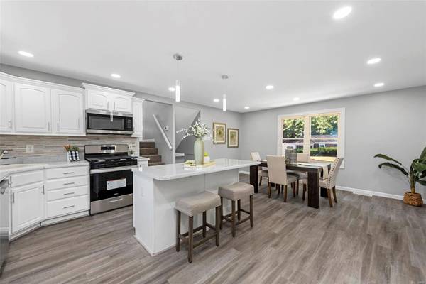 2415 Oakwood Manor DR, Florissant, MO 63031