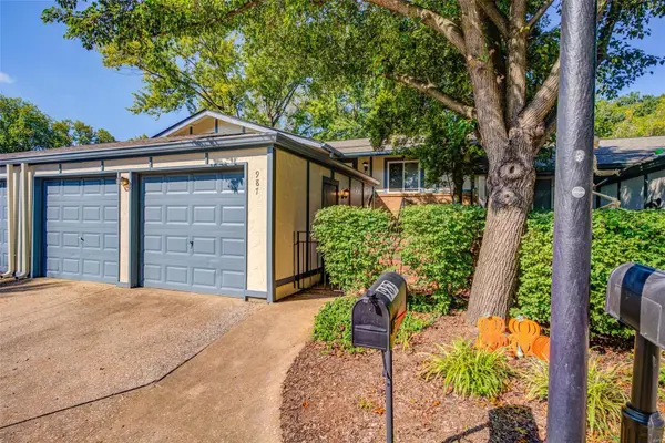987 Silversprings LN,  Manchester,  MO 63021