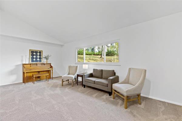 977 Woodway CT, Fenton, MO 63026