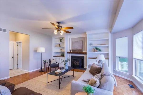 1169 Oak Knoll Manor CT, Marlborough, MO 63119