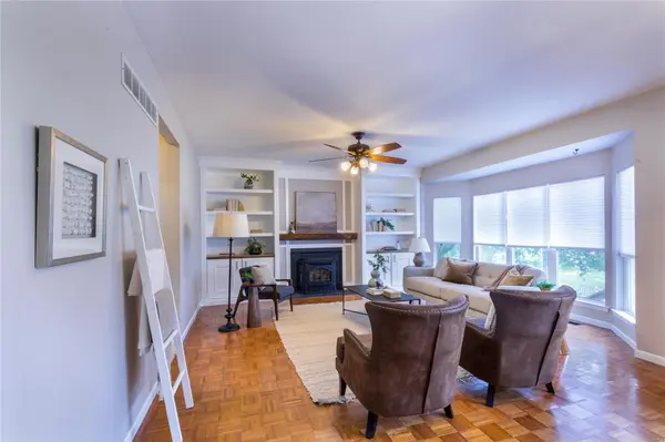 1169 Oak Knoll Manor CT, Marlborough, MO 63119