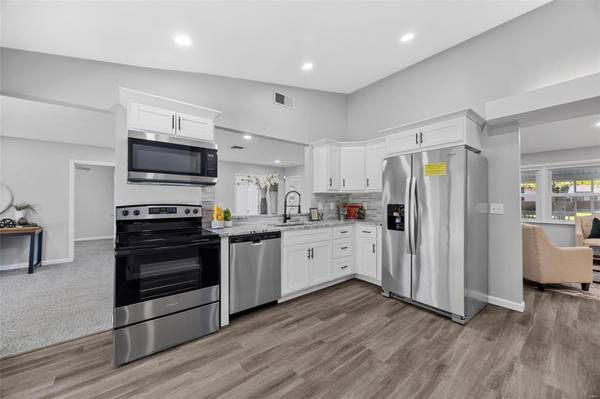 3055 Newgate DR, Florissant, MO 63033