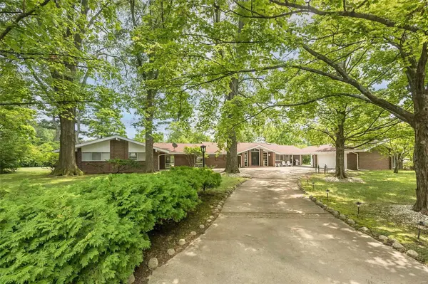 6 Salem Estates DR, Ladue, MO 63124