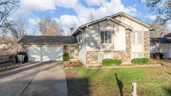 25 Countrywood DR, St Peters, MO 63376