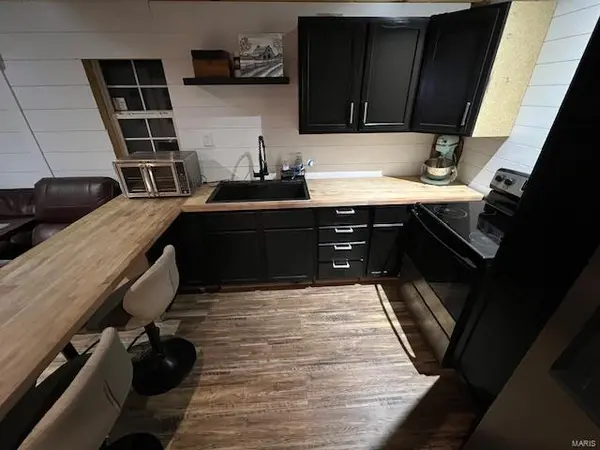 114 State Road V, Long Lane, MO 65590