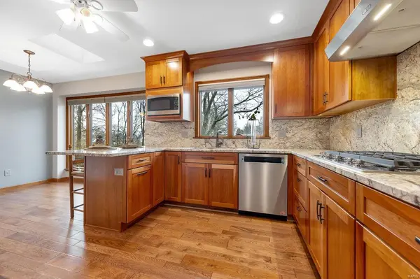 7 Village DR E, St Charles, MO 63303