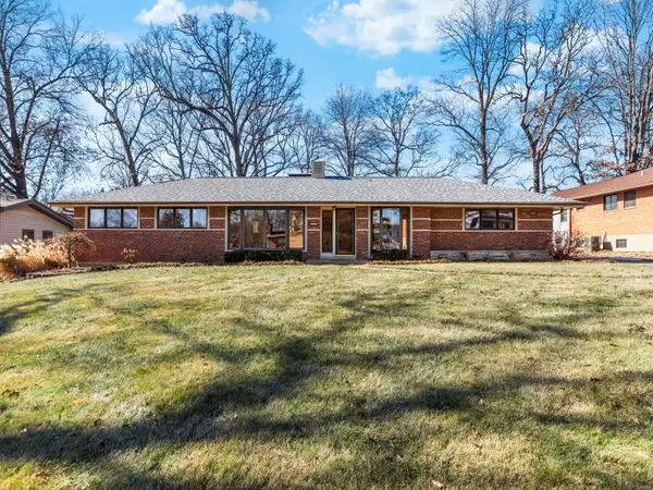 9417 Oakwood Manor LN,  Sunset Hills,  MO 63126