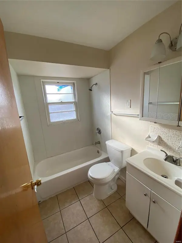 6824 Larry LN, Berkeley, MO 63134