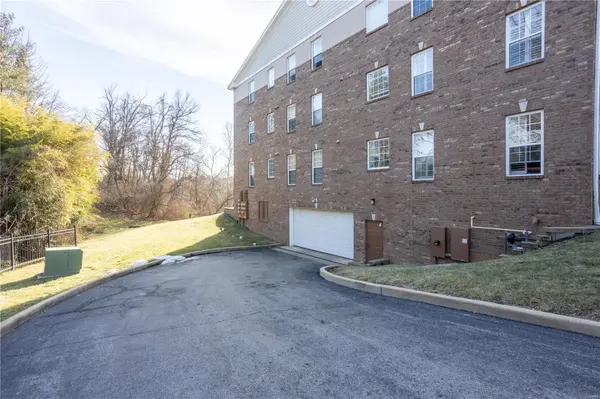 1151 Mill Crossing DR #204, Creve Coeur, MO 63141