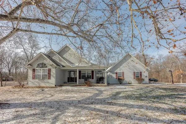 20455 Oak Rest RD,  Brighton,  IL 62012