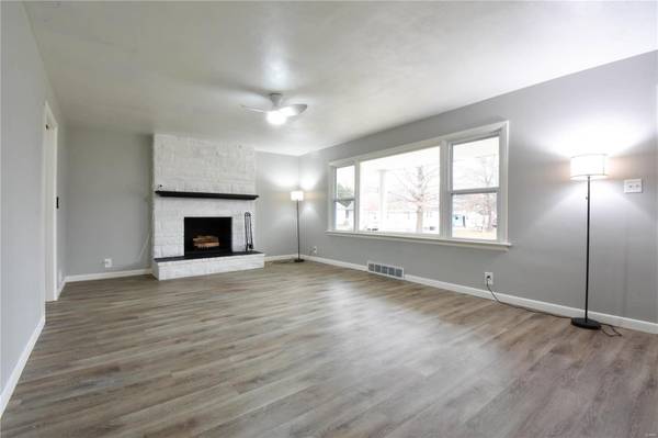 1024 W Spring ST, Staunton, IL 62088