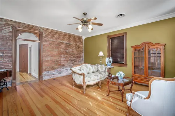 907 S 4th st, St Charles, MO 63301