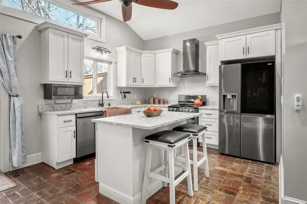 907 S 4th st, St Charles, MO 63301