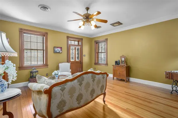 907 S 4th st, St Charles, MO 63301
