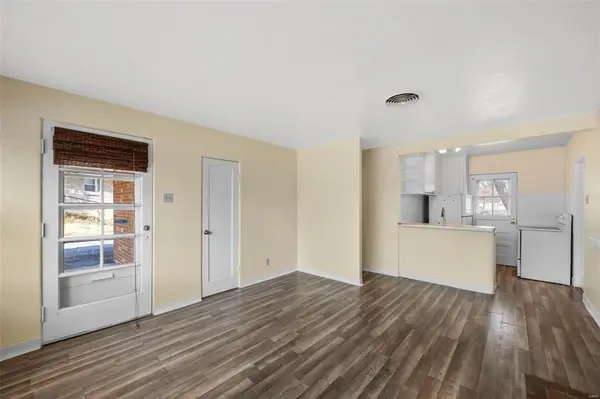8713 Maryknoll AVE, St Louis, MO 63114