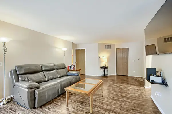 75 LARCH CT #Z1, Schaumburg, IL 60193