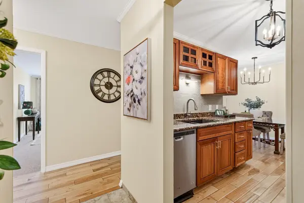 205 Barry AVE S #306, Wayzata, MN 55391