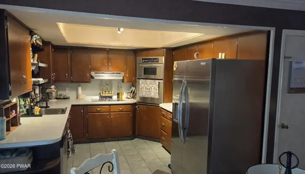 100 Longridge DR, Hawley, PA 18428