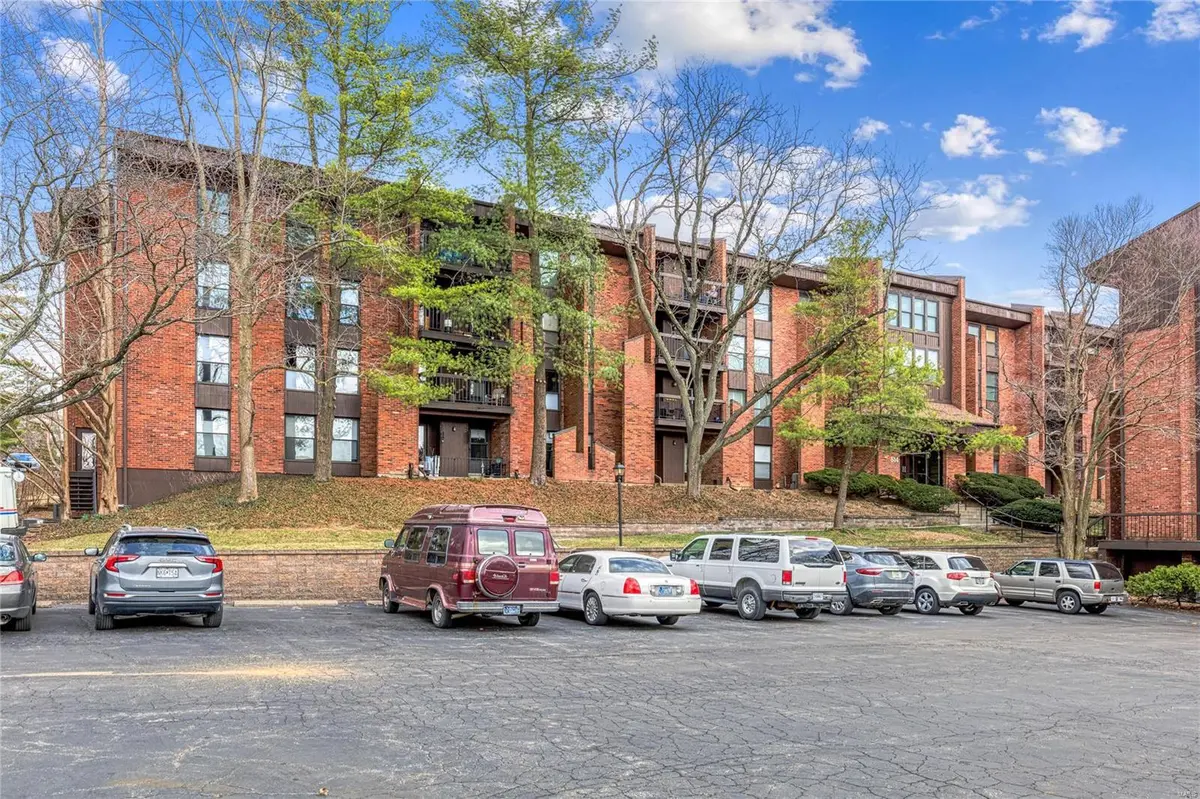 514 Coeur De Royale DR #301, Creve Coeur, MO 63141