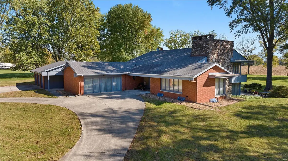 13750 Kayser RD, Highland, IL 62249