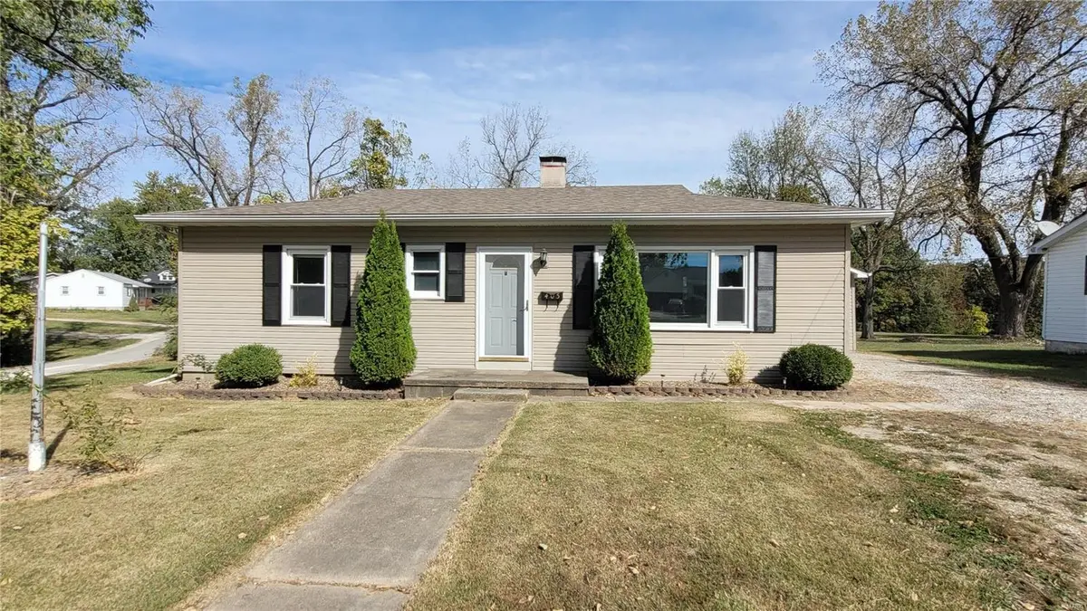 405 E Champ Clark DR, Bowling Green, MO 63334