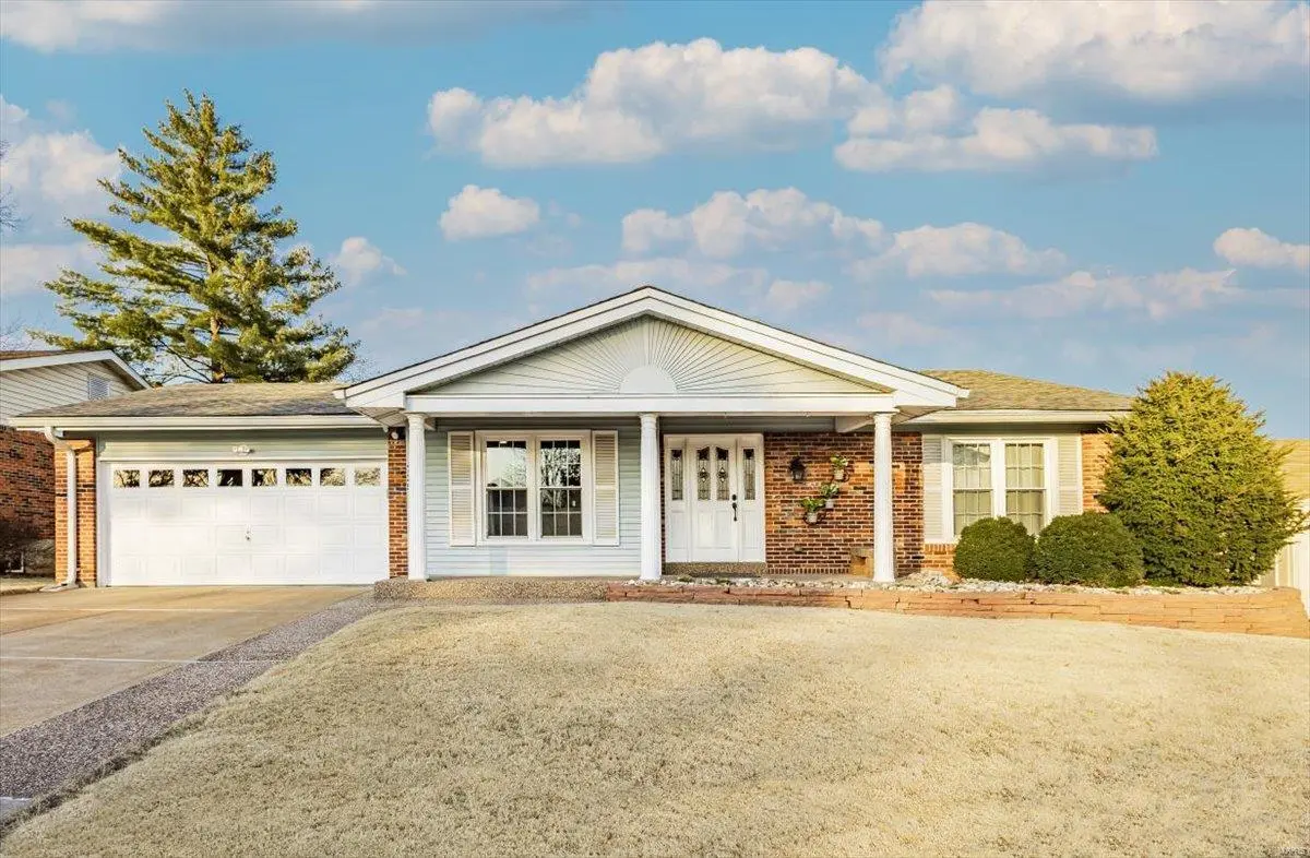 725 Huntsmoor CT, Ballwin, MO 63011