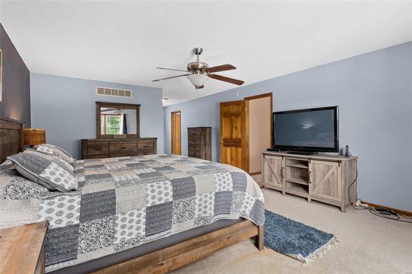 9 Ridge DR, Litchfield, IL 62056