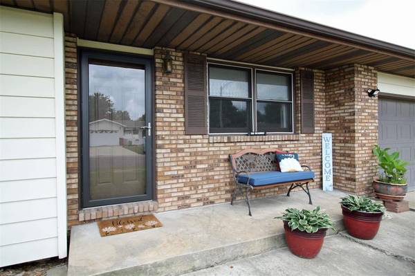 808 Briarwood DR, Bethalto, IL 62010