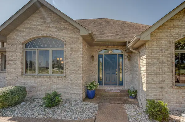 2 Birdie LN, Highland, IL 62249