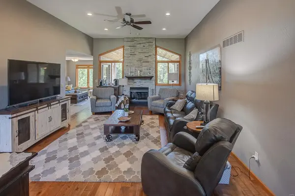 2 Birdie LN, Highland, IL 62249
