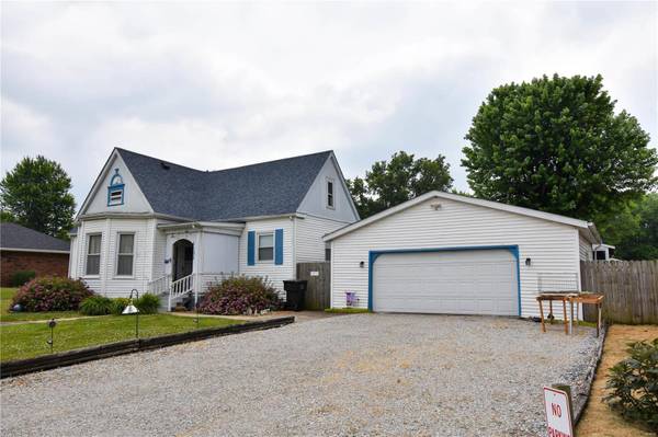 1102 W 6th ST, Staunton, IL 62088