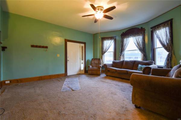 1102 W 6th ST, Staunton, IL 62088