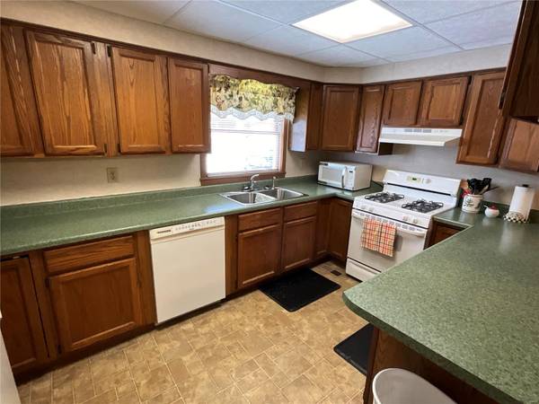 812 W Mill ST, Staunton, IL 62088
