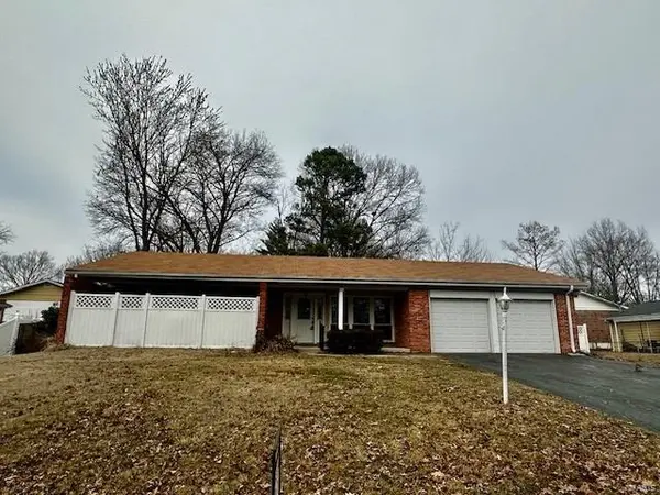 2545 Baltusrol DR, St Louis, MO 63129