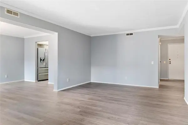514 Coeur De Royale DR #301, Creve Coeur, MO 63141