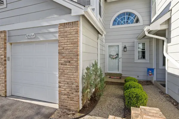 12039 Autumn Lakes DR #165, Maryland Heights, MO 63043