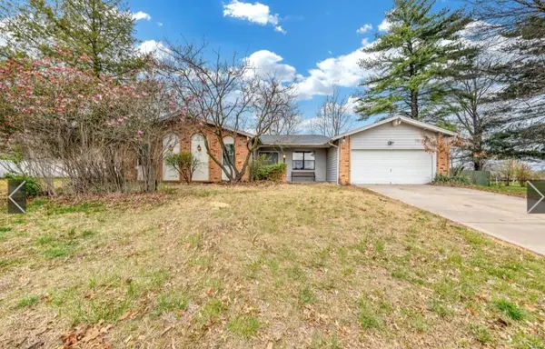 2 Oakridge West DR, St Peter, MO 63376