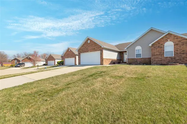 911 Angela CT, Jerseyville, IL 62052