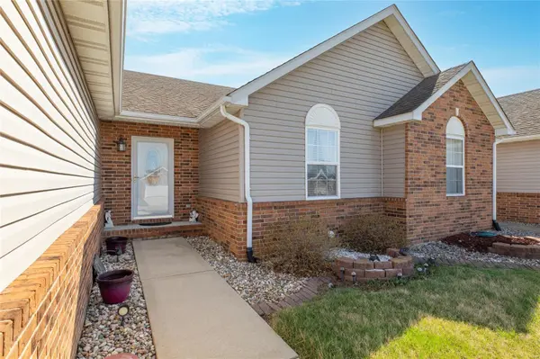 911 Angela CT, Jerseyville, IL 62052
